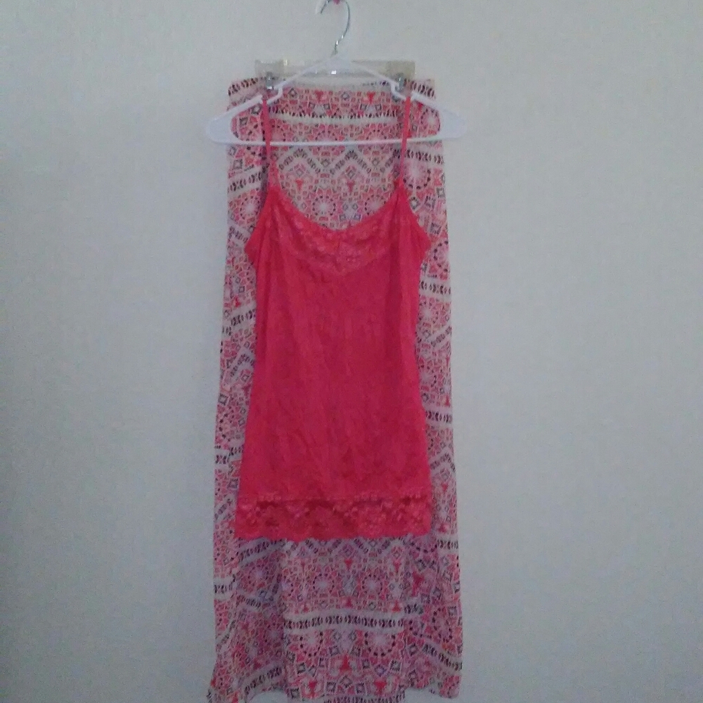 A set that comes with a skirt and tank top